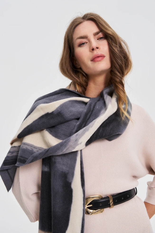 Wzorzysty szal ciemnoszary