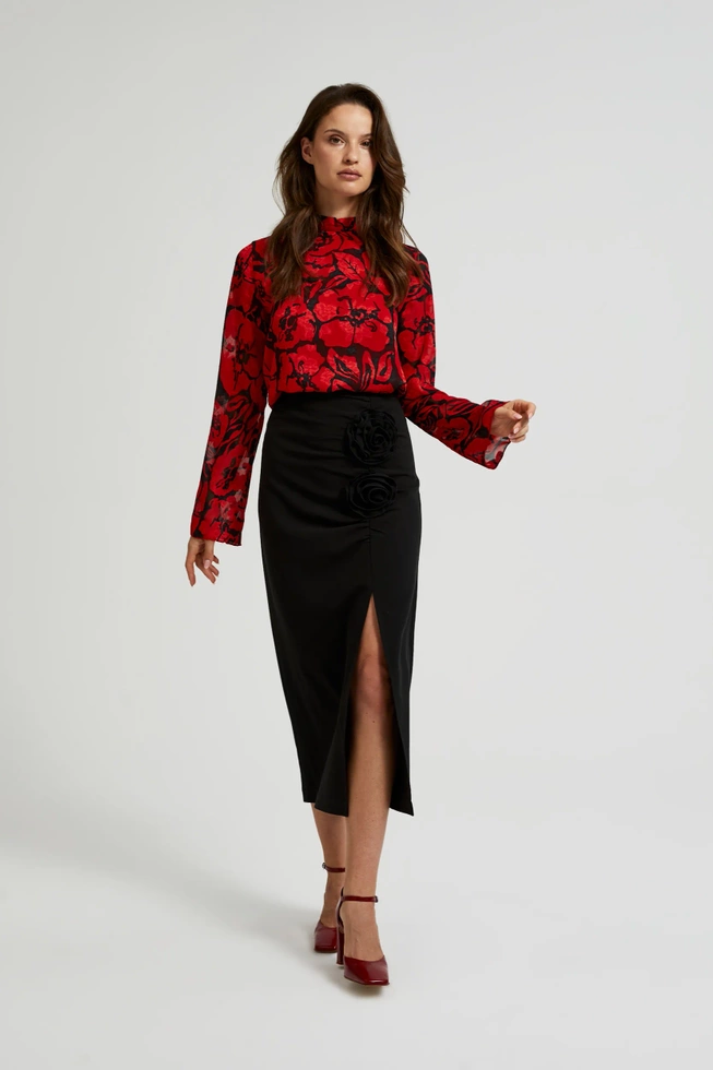 Spódnica z ozdobną różą i rozcięciem czarna