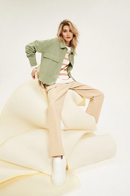 Kurtka z kieszeniami i kołnierzykiem oliwkowa