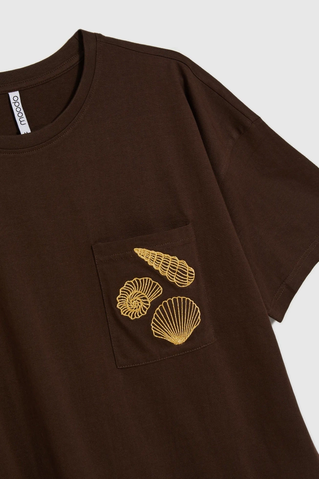 T-shirt z hatfem na kieszonce brązowy