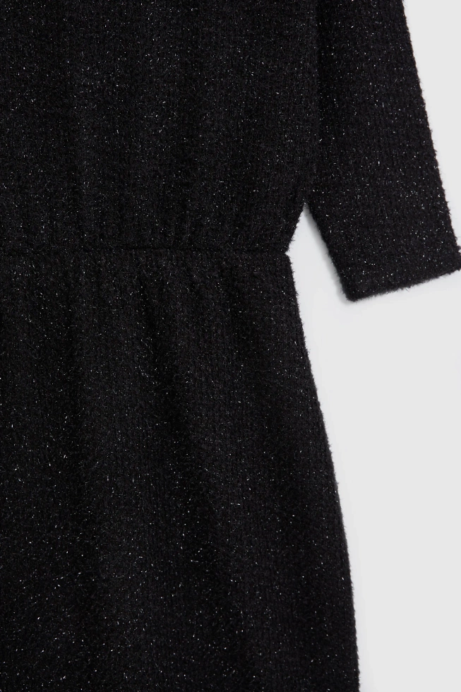 Sukienka ozdobiona błyszczącą nitką czarna