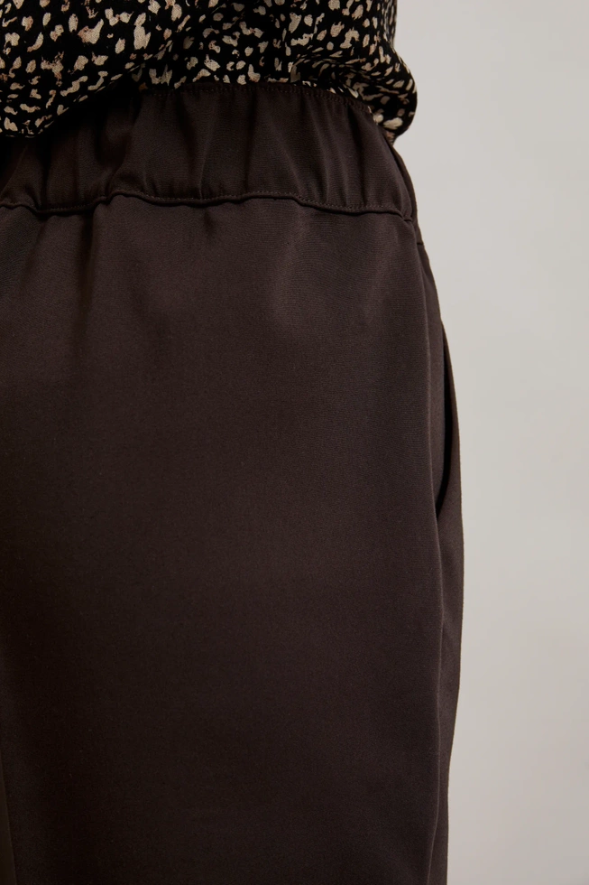 Spodnie z prostą nogawką i wiązaniem w pasie brązowe