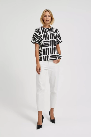 Bluzka o prostym fasonie biała