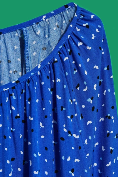 Wzorzysta koszula z dekoltem w łódkę niebieska