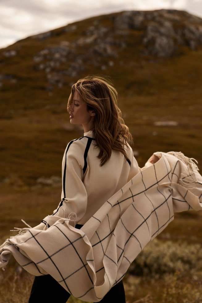 Sweter z półgolfem beżowy