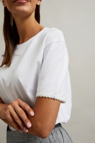 Bluzka z koralikami na rękawach biała