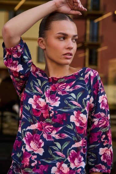 Koszula z wiskozy w kwiaty granatowa