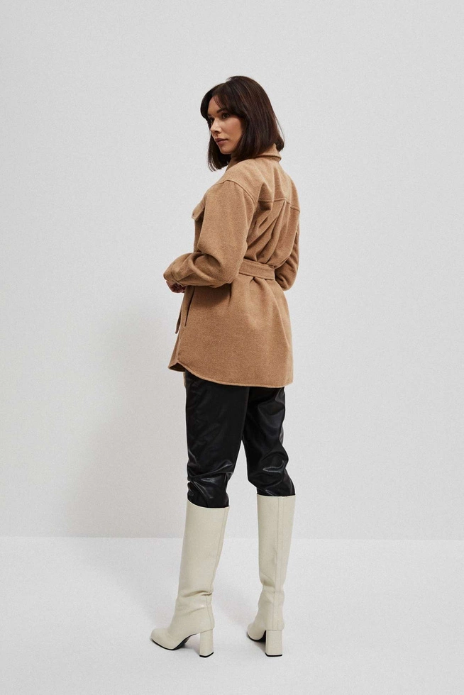 Koszulowa kurtka z paskiem