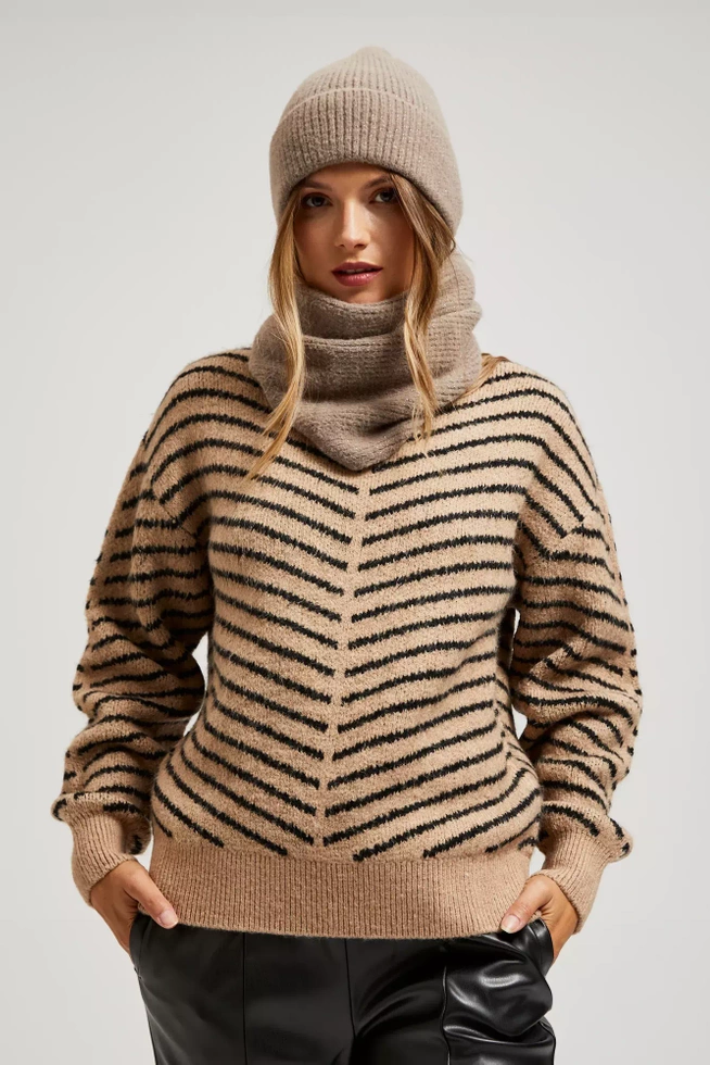 Czapka ozdobiona metaliczną nitką kawowa