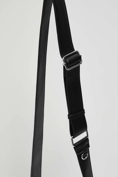 Torebka na ramię zapinana na zamek czarna