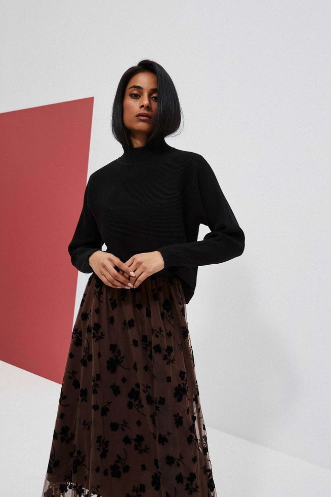 Sweter w prążki z półgolfem czarny