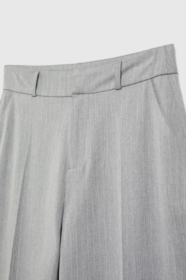 Garniturowe spodnie z prostymi nogawkami i kieszeniami szare