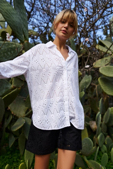 Ażurowa koszula biała