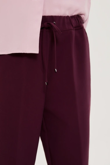 Spodnie w kant z prostymi nogawkami burgundowe