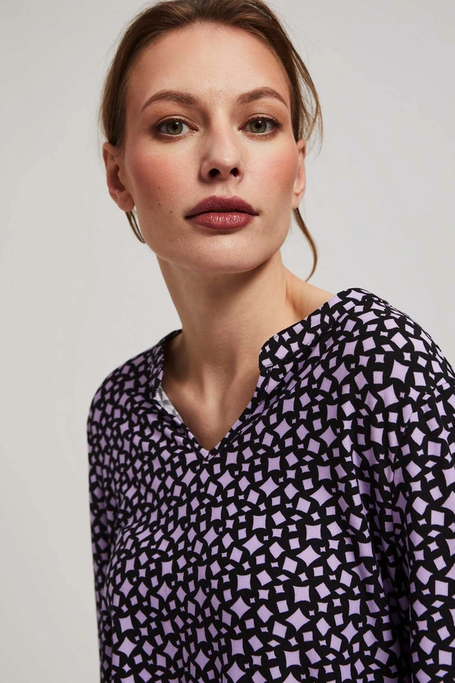 Wzorzysta bluzka z dekoltem w serek lawendowa