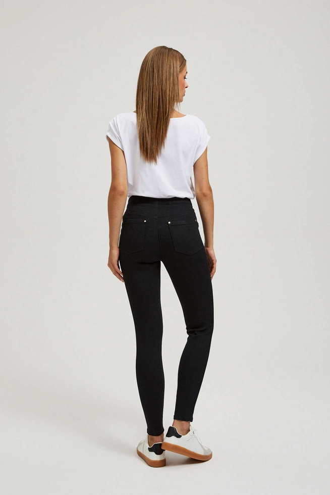 Jeansy z ozdobnymi guzikami