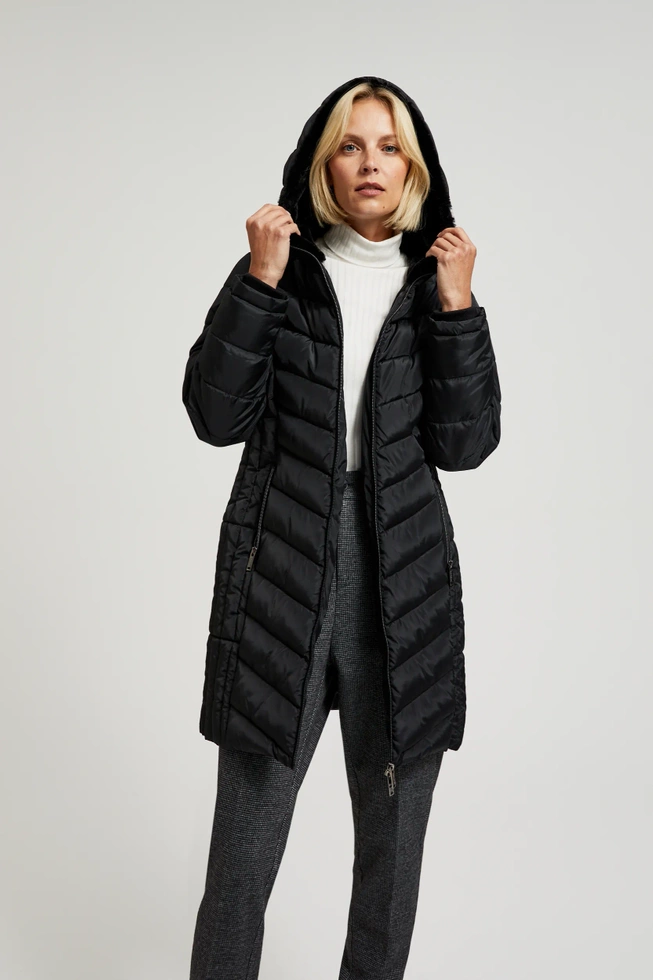 Pikowana kurtka z kapturem i zapinanymi kieszeniami czarna