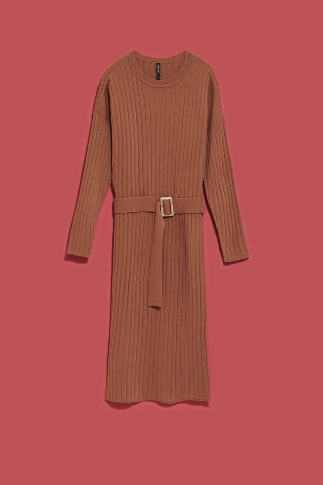 Prążkowana sukienka z paskiem kawowa
