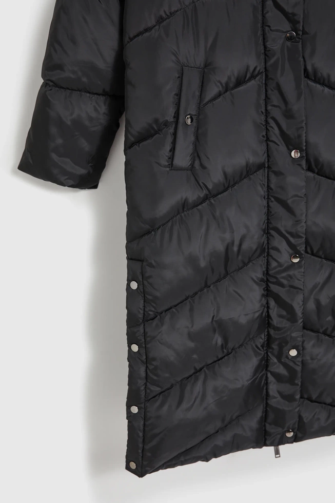 Długa pikowana kurtka z kapturem czarna