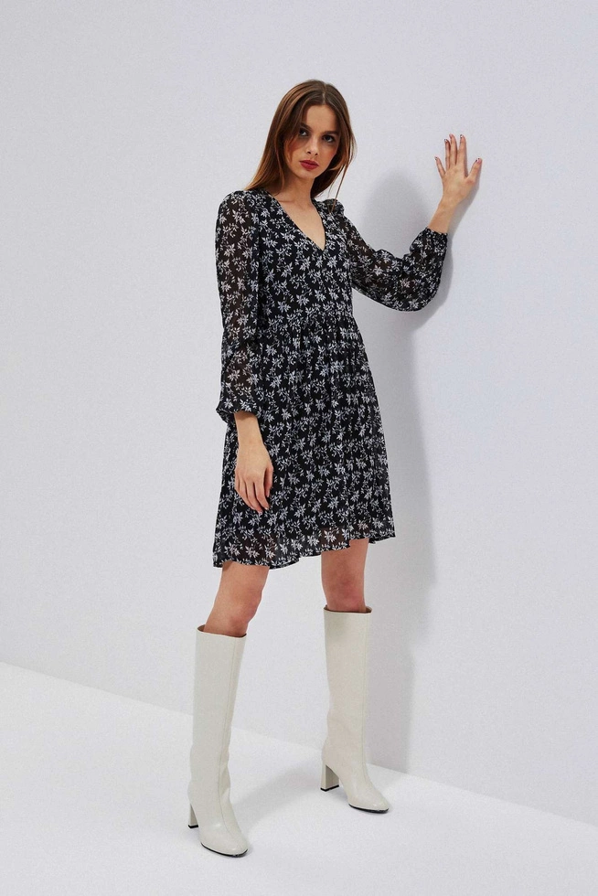 Rozkloszowana sukienka w roślinny wzór