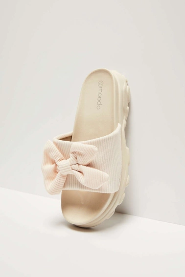 Klapki na grubej podeszwie z kokardą piaskowe