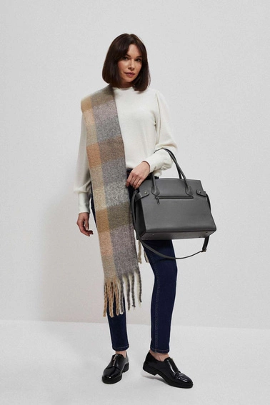 Ciepły szal z delikatnym wzorem