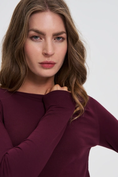 Dopasowana bluzka z długimi rękawami burgundowa