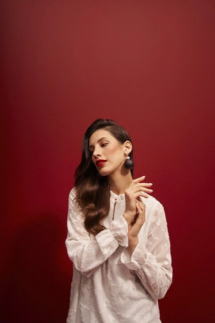 Biała koszula z ażurowymi rękawami