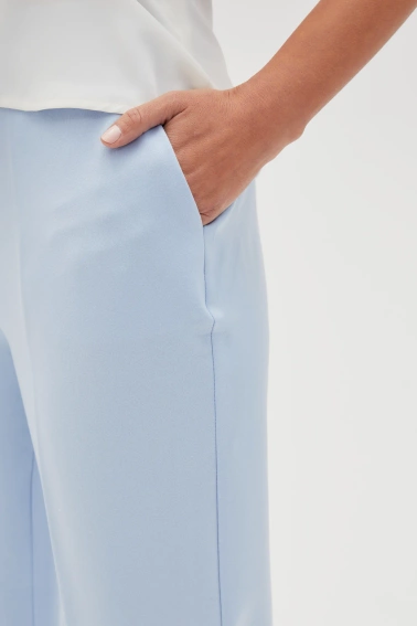 Spodnie w kant z prostą nogawką błękitne