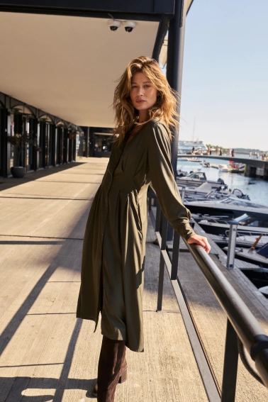 Wiskozowa sukienka midi oliwkowa