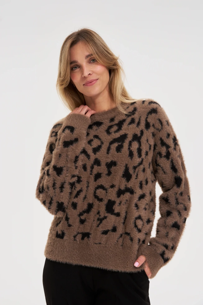 Sweter w panterkę brązowy