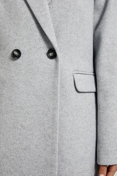 Prosty płaszcz zapinany na guziki szary