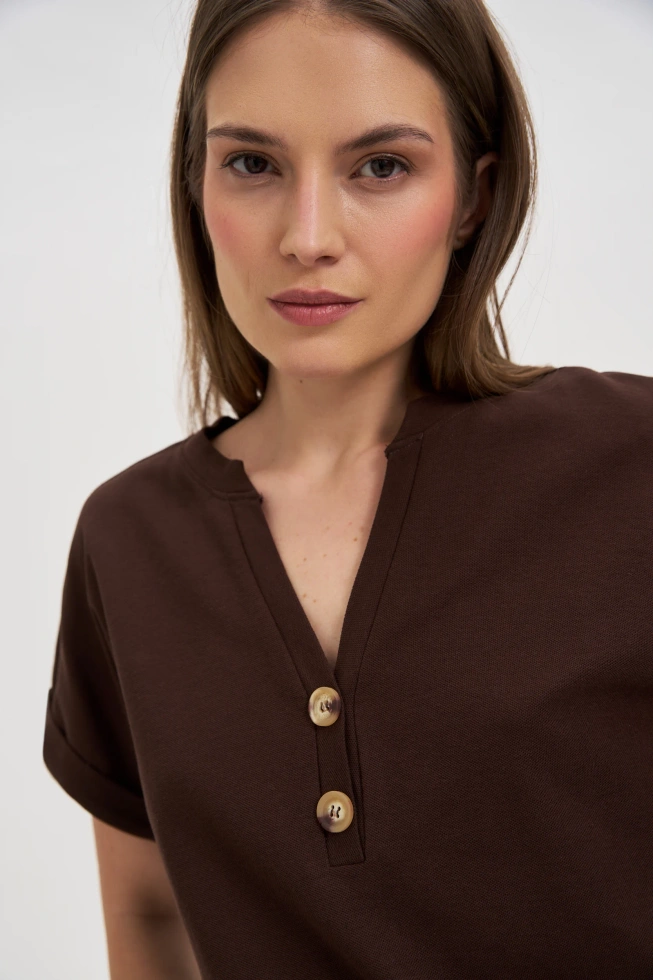 Bluzka z guzikami na dekolcie brązowa