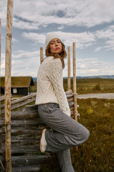 Sweter z ozdobnym splotem beżowy