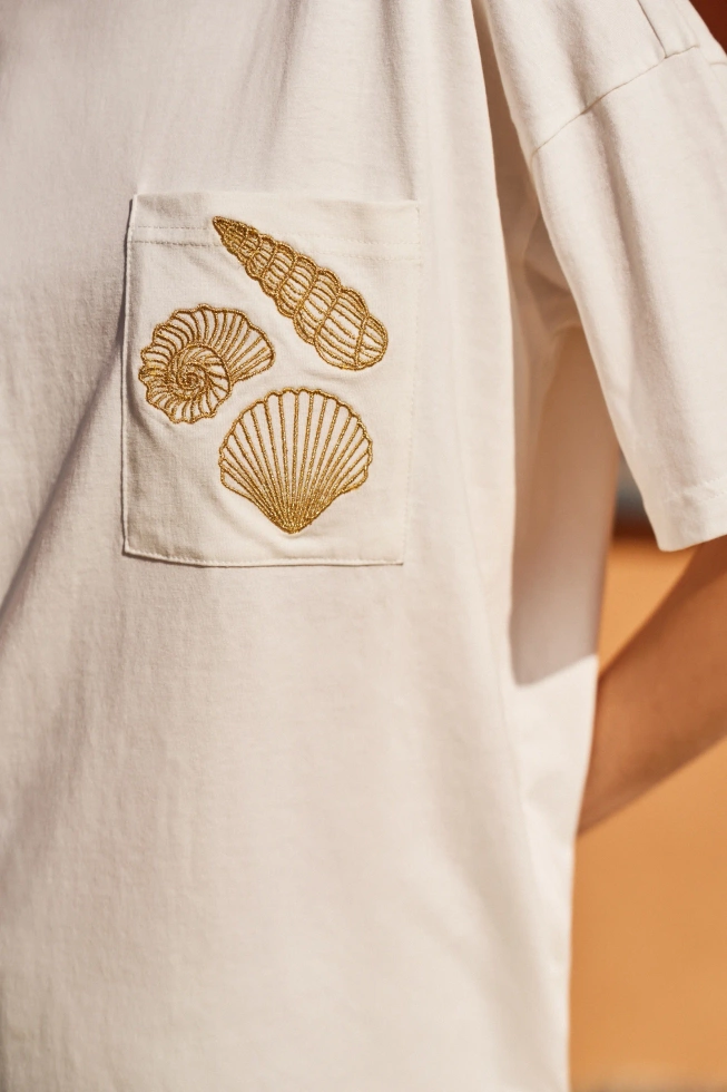 T-shirt z hatfem na kieszonce biały