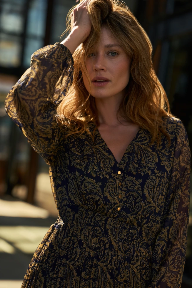 Wzorzysta sukienka granatowa