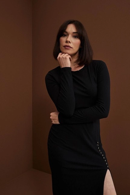 Prążkowana sukienka z ozdobnym guzikami