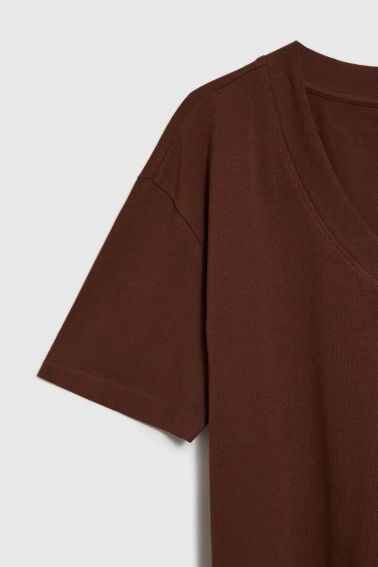 T-shirt z dekoltem w serek brązowy