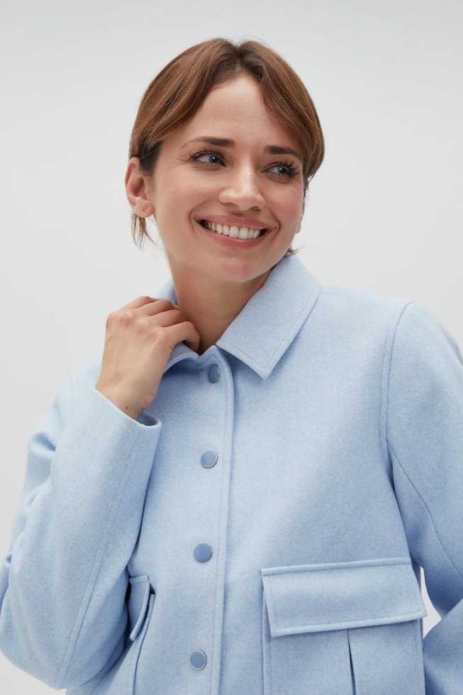 Kurtka z kołnierzem i dużymi kieszeniami błękitna