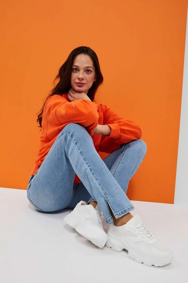 Jeansy z rozcięta nogawką