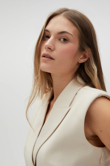 Elegancka sukienka beżowa 