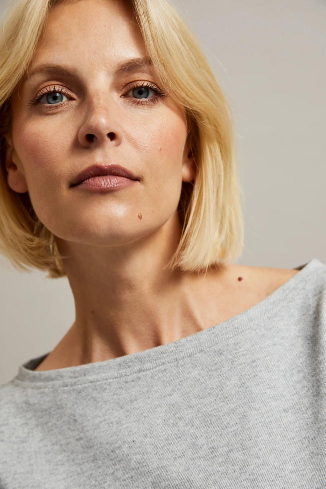 Gładka sukienka o długości przed kolano szara