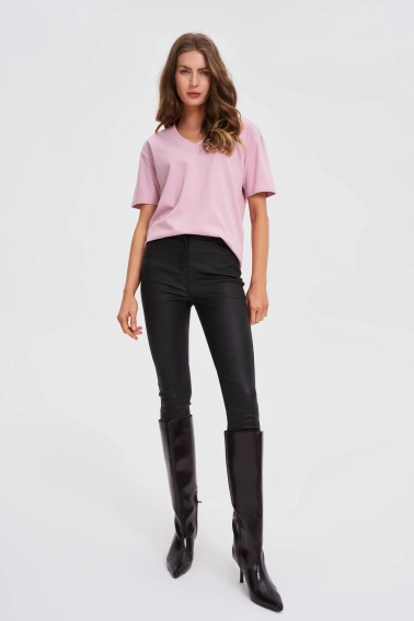 T-shirt z dekoltem w serek różowy