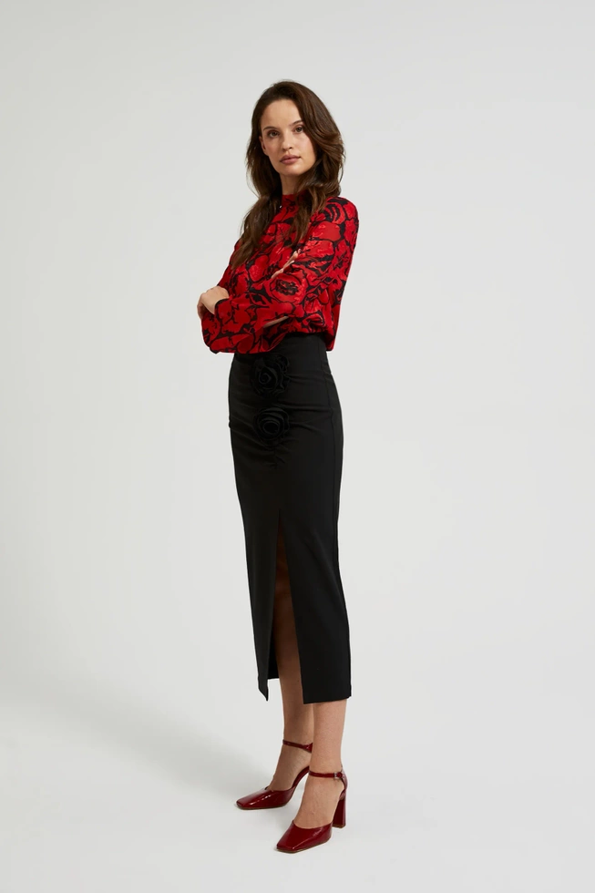 Spódnica z ozdobną różą i rozcięciem czarna