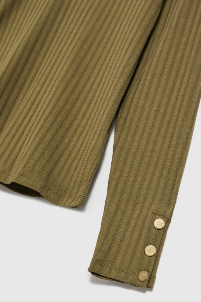 Prążkowany golf z ozdobnymi guzikami na rękawach oliwkowy