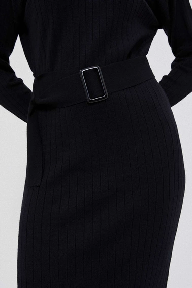 Prążkowana sukienka z paskiem czarna