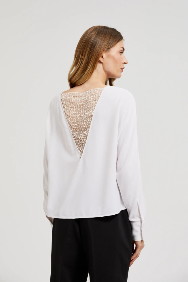 Koszula z ręcznie doszytymi koralikami na dekolcie biała