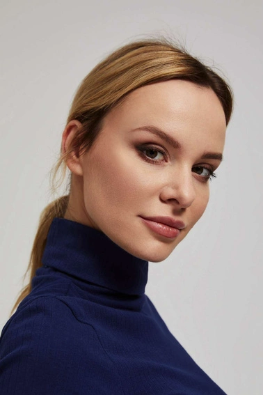 Prążkowana bluzka z golfem granatowa