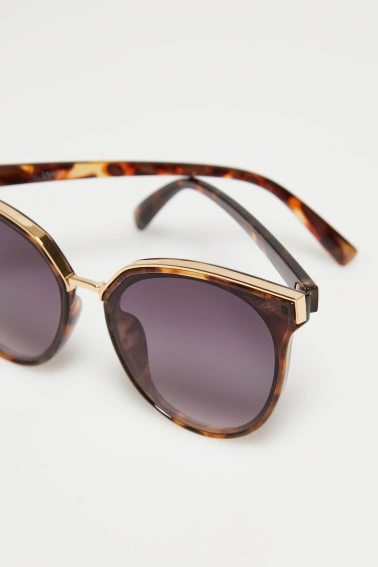 Okulary przeciwsłoneczne ozdobione złotymi elementami czarne