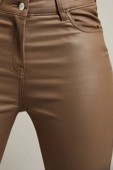 Woskowane spodnie rurki beżowe